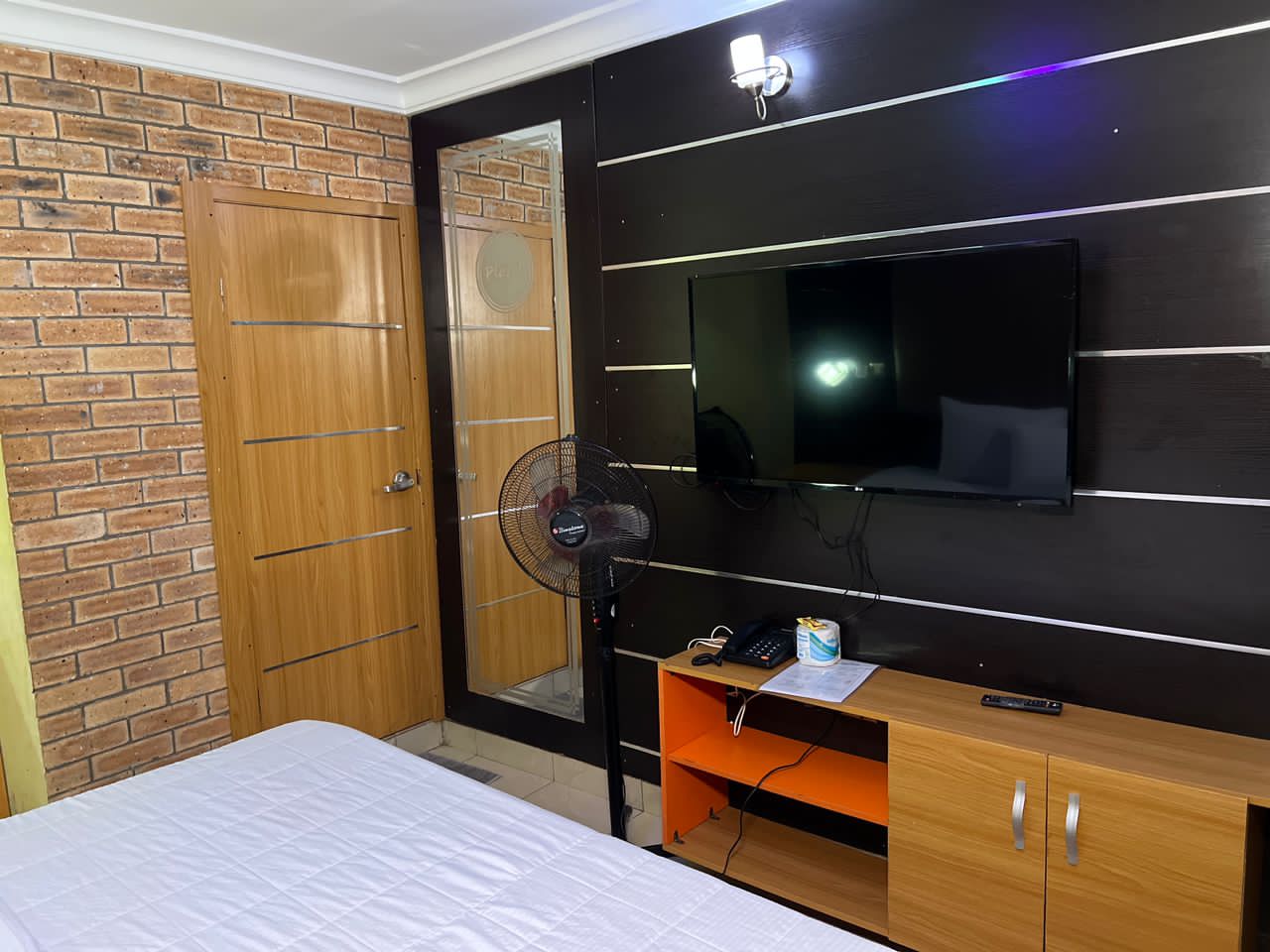 Comfort Room at Plot 1 Suites